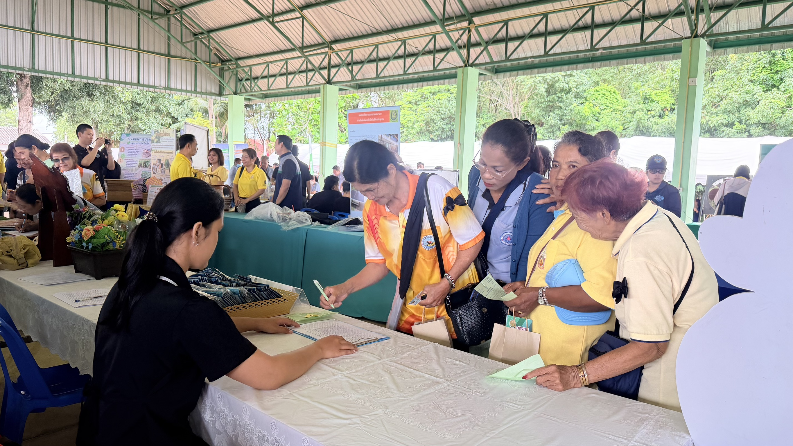 title -  ส.ป.ก.จันทบุรี เข้าร่วมจัดงานโครงการคลินิกเกษตรเคลื่อนที่ในพระราชานุเคราะห์ สมเด็จพระบรมโอรสาธิราช ฯ สยามมกุฎราชกุมาร ประจำปีงบประมาณ พ.ศ. 2569 ไตรมาสที่ 4/2569 
